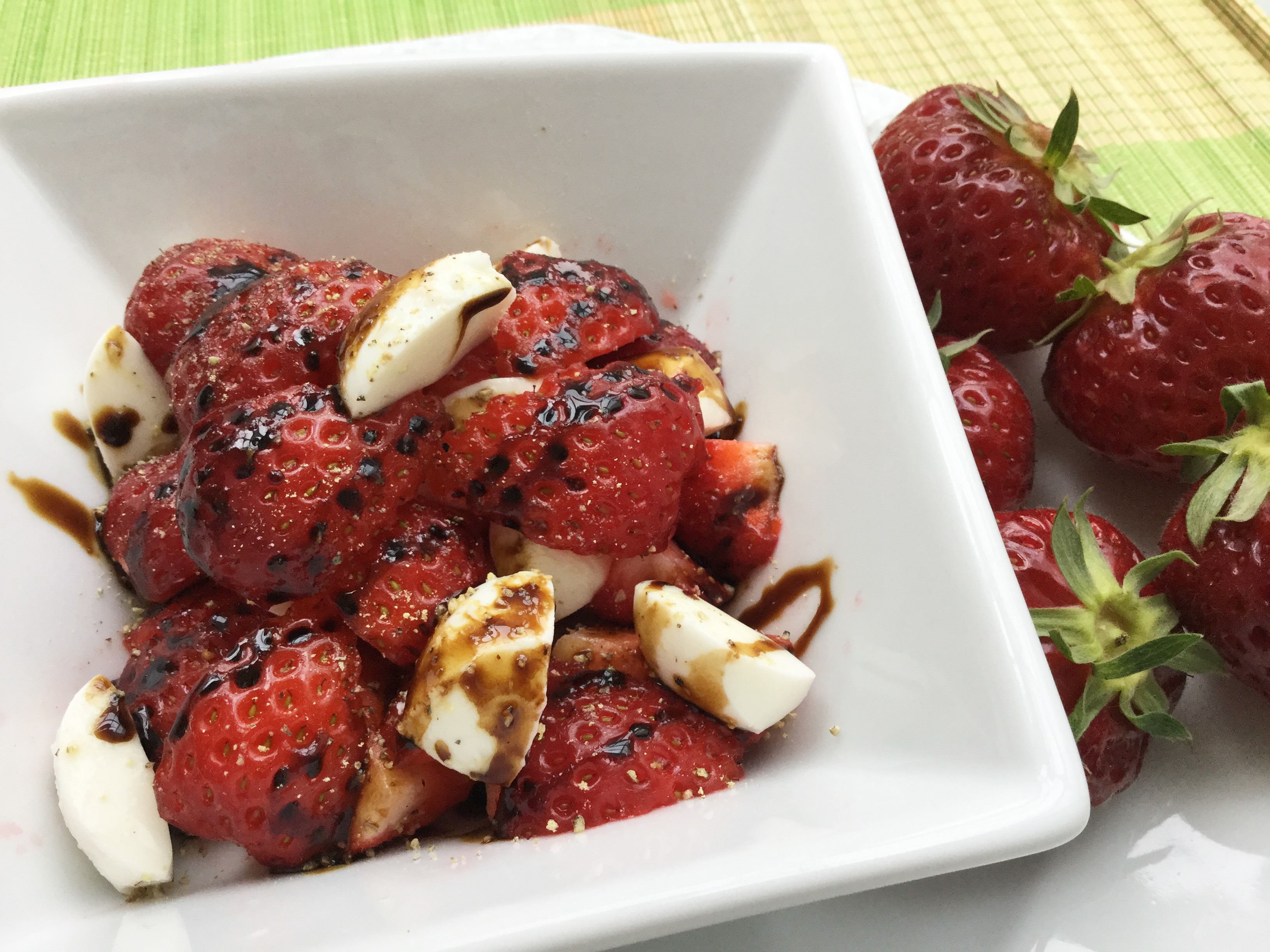 Erdbeeren mit Mozzarella und Pfeffer - Ich-Liebe-Salat.com